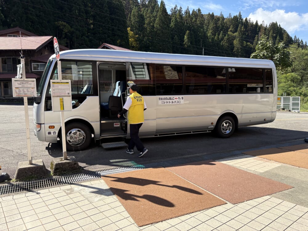 市ノ瀬から別当出合へ向かうシャトルバス