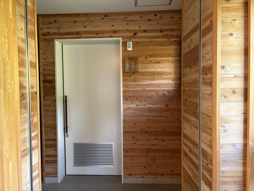 市ノ瀬施設内にあるトイレ入口の案内