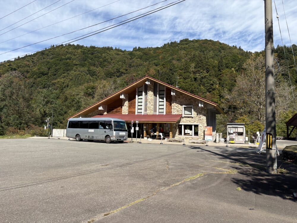 市ノ瀬ビジターセンターの建物とシャトルバス