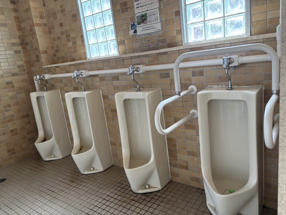 市ノ瀬施設内の男子トイレと小便器