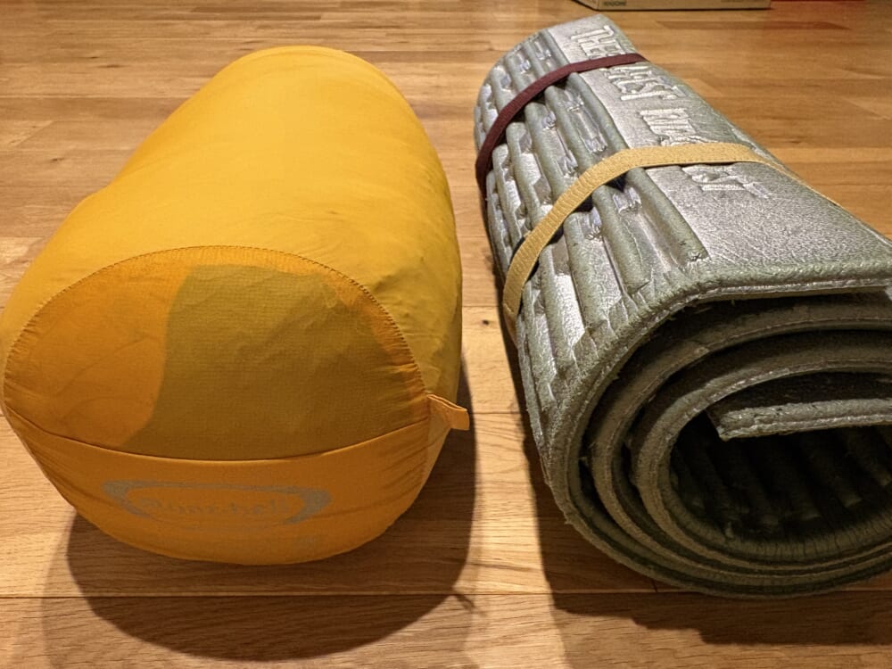 モンベルの2番シュラフと銀色のロールマット