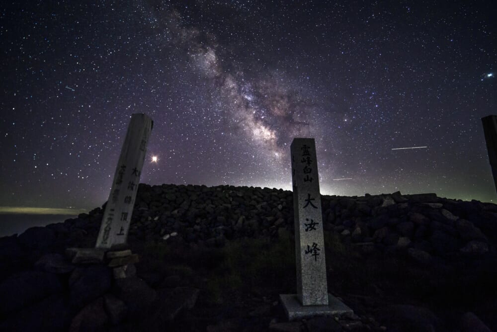 2018年8月6日に大汝峰の山頂標柱と天の川を撮影した星景写真