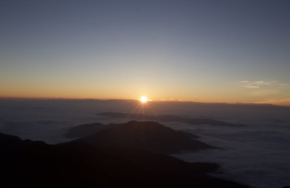 2018年8月7日に白山御前峰から撮影した雲海とご来光