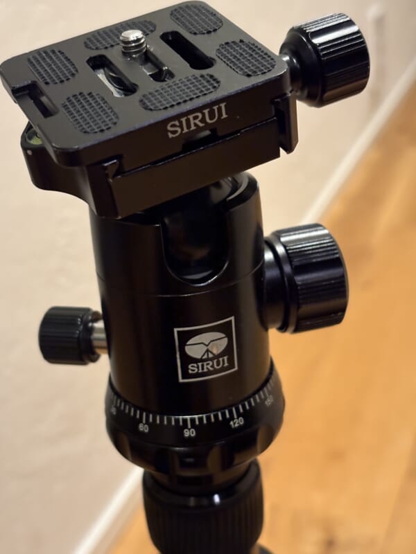 SIRUI G-20KX自由雲台のクイックリリースプレートと操作ノブ